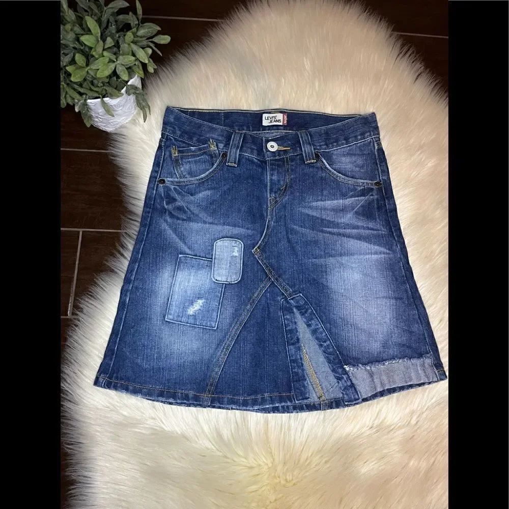 Levi’s asymmetrical vent distressed/patch works denim skirt sz 3